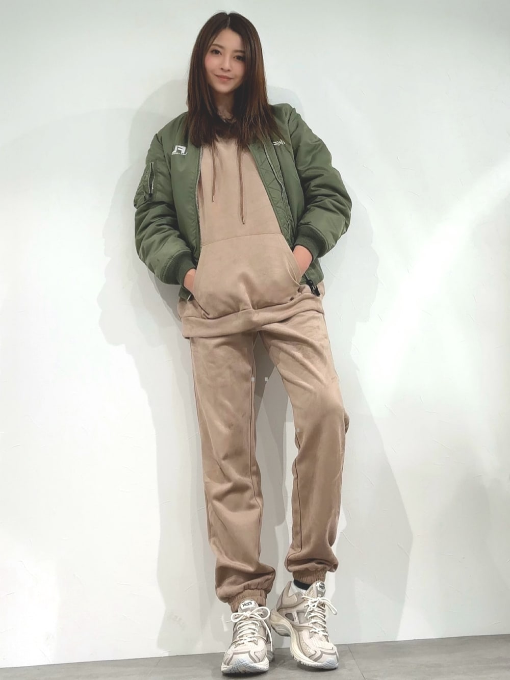「ベージュ、ベージュコーデ、ストリート、ストリートコーデ、パーカー」｜「Reebokのスエードライク フーディー / SUEDE LIKE HOODIE（パーカー、ベージュ系）」を使った、リーボックさん（レディース・172cm）の冬コーディネートの1枚目の写真