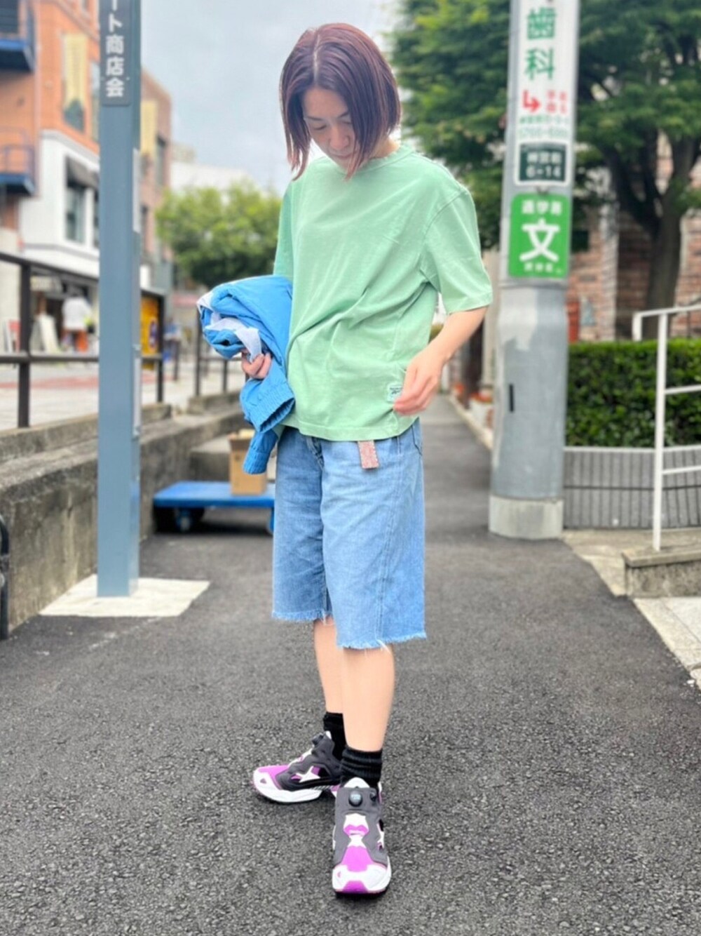 「reebok、rhhoshi、夏コーデ、PUMP FURY、リーボッククラシックストア原宿、ootd、スニーカーコーデ、おしゃれさんと繋がりたい、ポンプフューリー、カジュアル、スニーカー」｜「Reebokのインスタポンプ フューリー  95 / Instapump Fury 95 / リーボック（メンズ）（スニーカー、パープル系）」を使った、リーボックさん（レディース・156cm）の春コーディネートの1枚目の写真