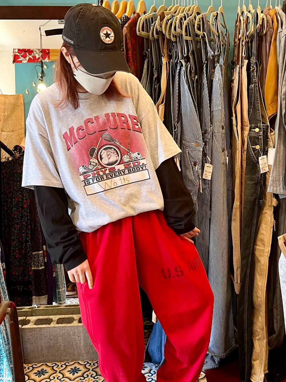 グレー系のトップス、ブラック系のTシャツ/カットソーを着用したレディースの春コーディネートの1枚目の写真