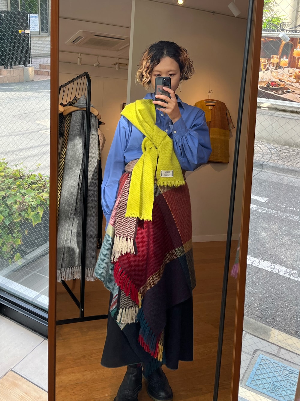 グリーン系のブーツ、ブルー系のシャツ/ブラウス、ブラック系のパンツを着用したレディースの秋コーディネートの1枚目の写真