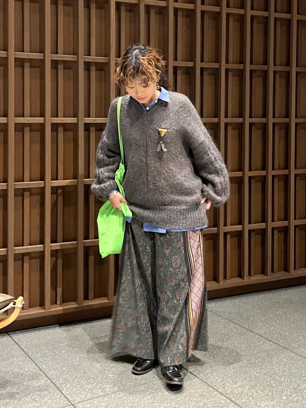 「冬コーデ、大人カジュアル、ニット、レイヤードスタイル、柄パンツ、シャツスタイル、ネオンカラー、ボリューム袖、オーバーサイズ、ショルダーバッグ、クリスマスに着たい服、クリスマス、ゆるニット、忘年会、ローファー」｜「もらいもののアイテム（ニット/セーター、グレー系）」を使った、aikoさん（レディース・158cm）の冬コーディネートの1枚目の写真
