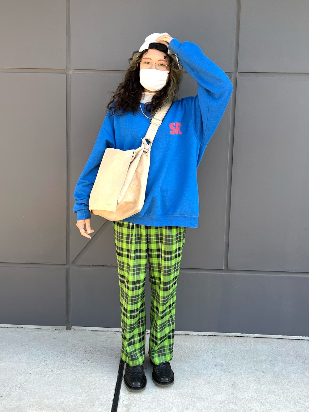 「シアートップス、春コーデ、春服、スウェット、チェックパンツ、柄パンツ、ビビットカラー、ニット帽、ショートブーツ、ショルダーバッグ、めがね、カジュアル、ストリート、ストリートカジュアル、グリーン」｜「AmeriのTARTAN CHECK STRAIGHT PANTS（その他パンツ、ベージュ系）」を使った、aikoさん（レディース・158cm）の春コーディネートの1枚目の写真