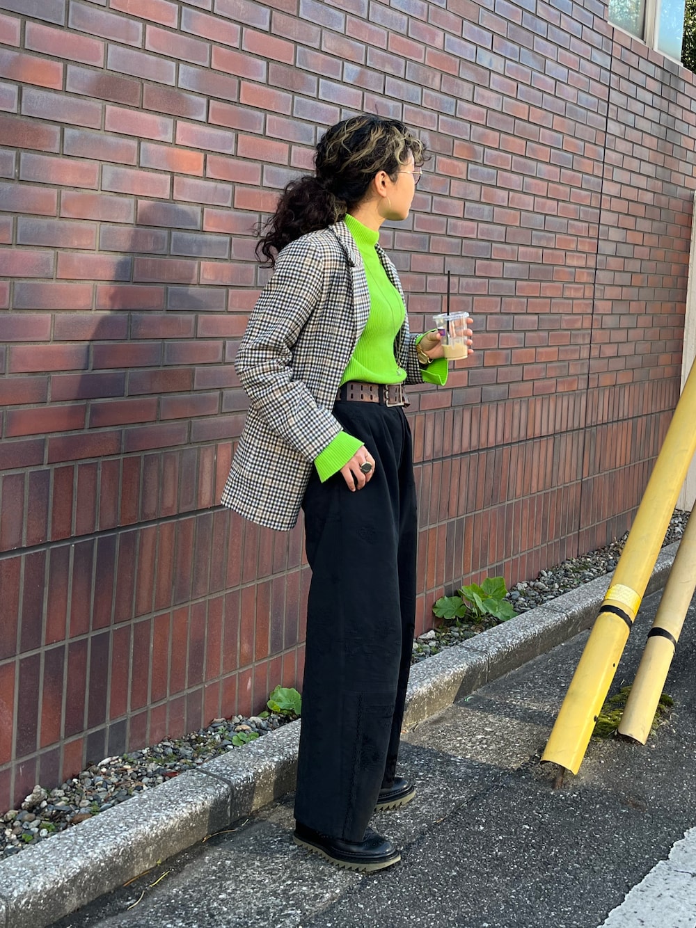 「リメイク、春コーデ、ネオングリーン、テーラードジャケット、チェック、ワイドパンツ、ブーツ、めがね、きれいめカジュアル、メンズライク、レース、ニット、ジャケット、大人カジュアル、オフィスカジュアル」｜「FREAK'S STOREの【WEB限定】ガンクラブチェックジャケット（テーラードジャケット、ベージュ系）」を使った、aikoさん（レディース・158cm）の春コーディネートの1枚目の写真