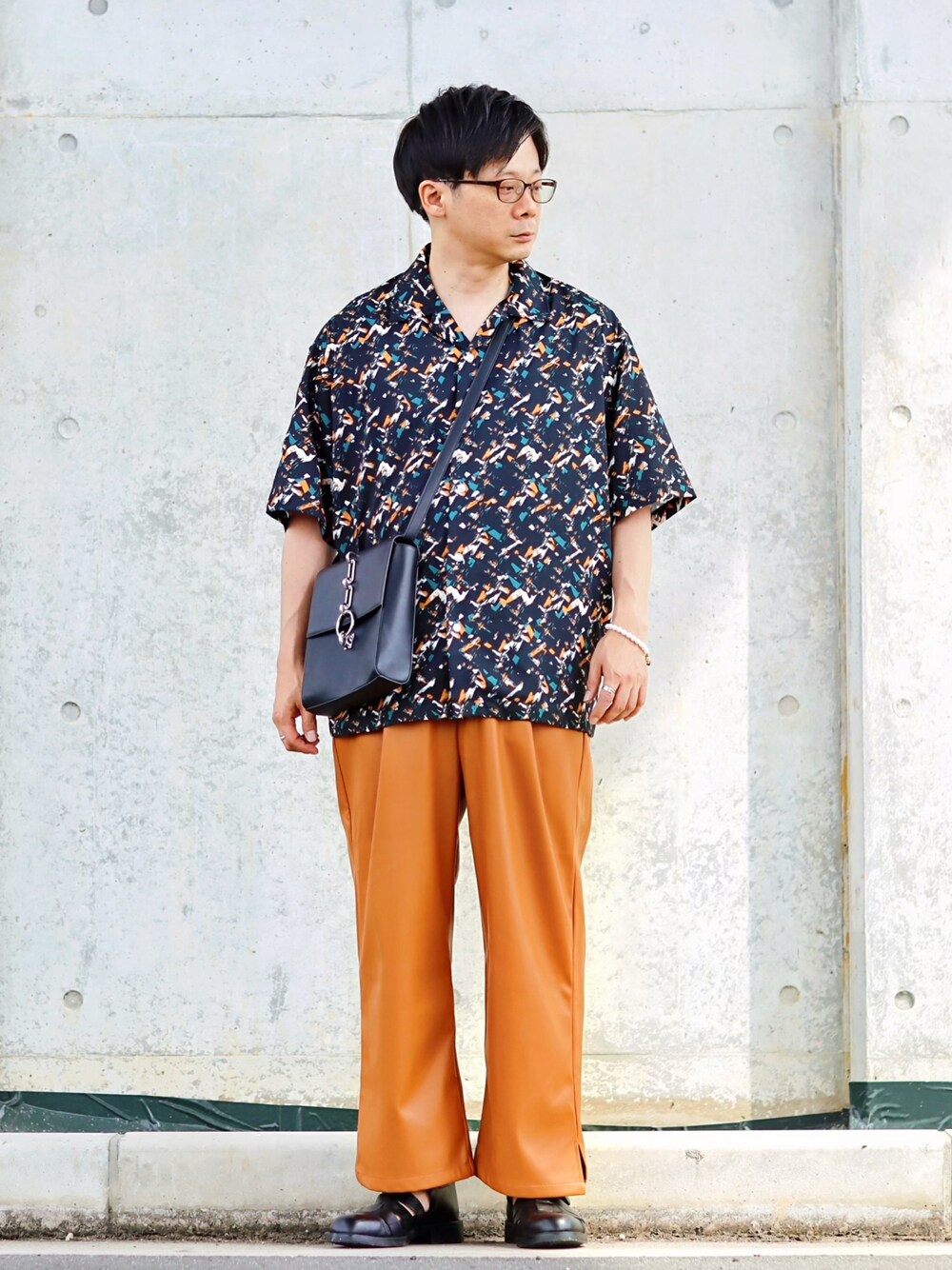 その他のシャツ/ブラウス、ブラウン系のその他パンツ、ブラック系のサンダルを着用したメンズの夏コーディネートの1枚目の写真