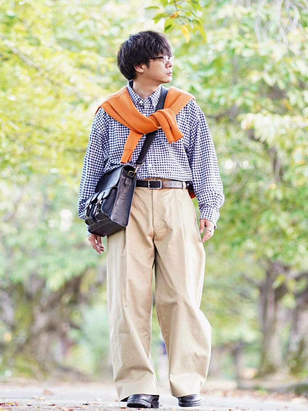 ブルー系のシャツ/ブラウス、オレンジ系のカーディガン/ボレロ、ベージュ系のその他パンツを着用したメンズの秋コーディネートの1枚目の写真