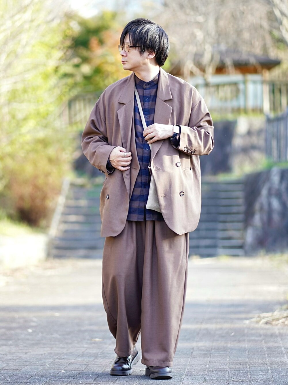 ブラウン系のシャツ/ブラウス、ブラウン系のテーラードジャケット、ブラウン系のベストを着用したメンズの秋コーディネートの1枚目の写真