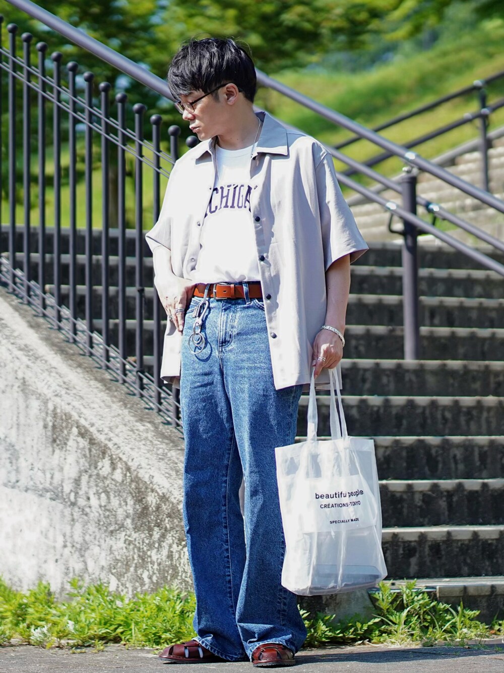 グレー系のシャツ/ブラウス、ホワイト系のTシャツ/カットソー、ブルー系のデニムパンツを着用したメンズの春コーディネートの1枚目の写真
