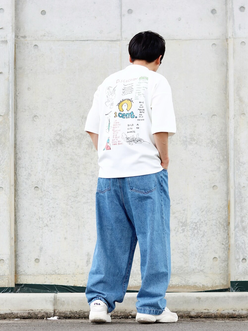 ホワイト系のTシャツ/カットソー、ブルー系のデニムパンツ、ホワイト系のスニーカーを着用したメンズの夏コーディネートの1枚目の写真