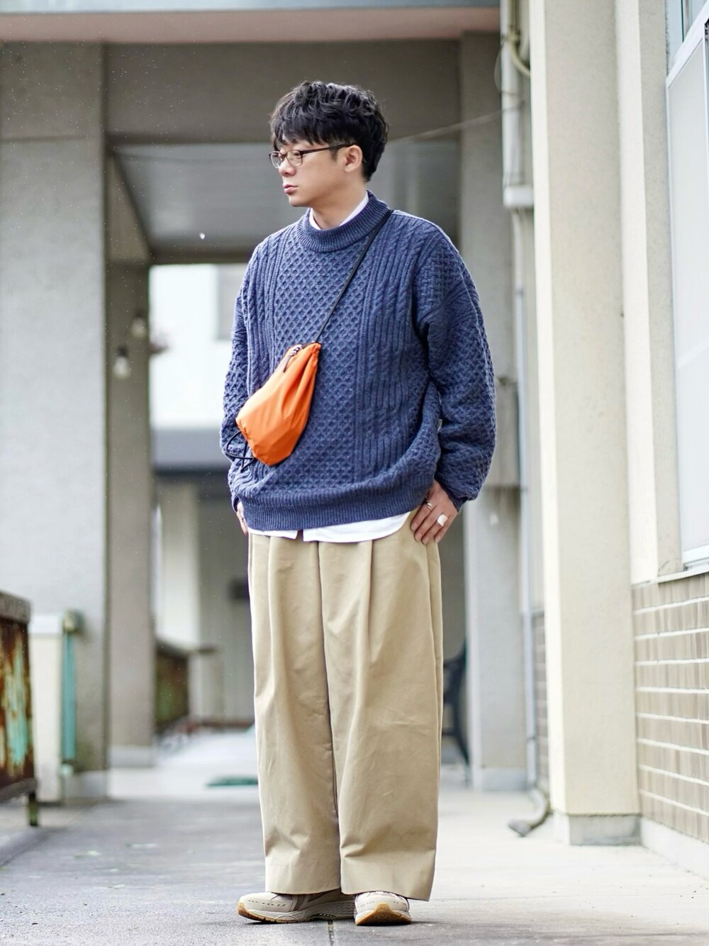 ブルー系のニット/セーター、ホワイト系のシャツ/ブラウス、ベージュ系のその他パンツを着用したメンズの冬コーディネートの1枚目の写真