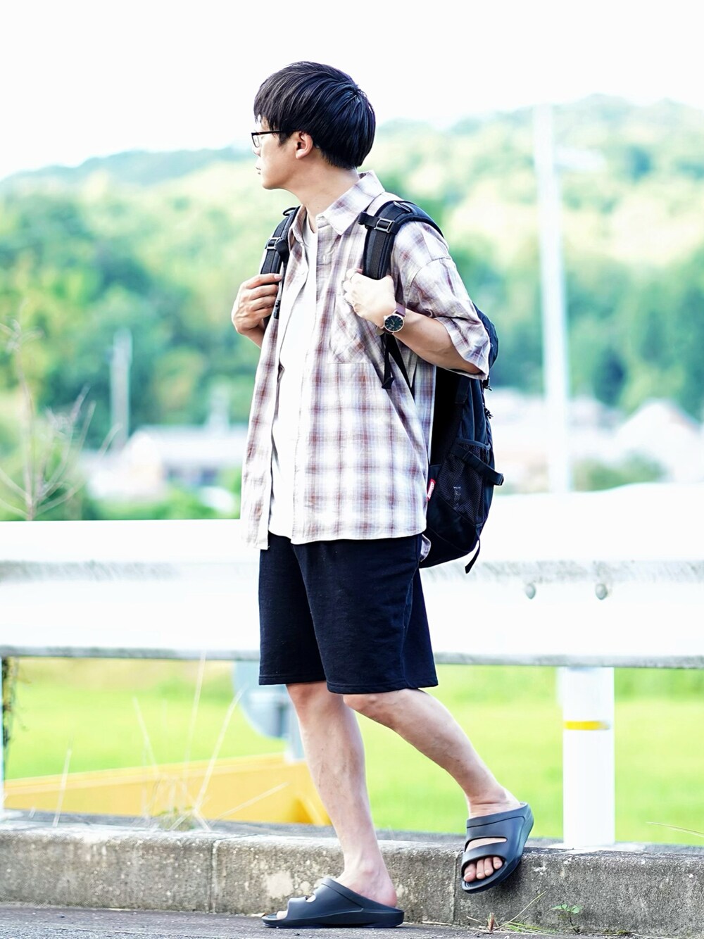 ブラウン系のシャツ/ブラウス、その他のTシャツ/カットソー、ブラック系のサンダルを着用したメンズの夏コーディネートの1枚目の写真