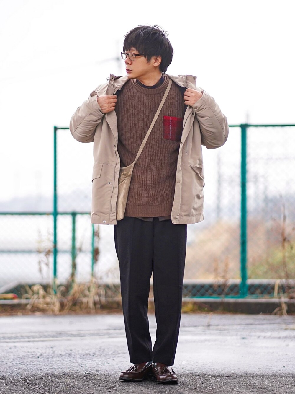ベージュ系のマウンテンパーカー、ブラウン系のニット/セーター、ブラウン系のシャツ/ブラウスを着用したメンズの冬コーディネートの1枚目の写真