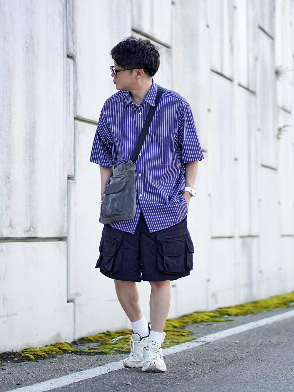 ブルー系のシャツ/ブラウス、ブラック系のその他パンツ、ベージュ系のスニーカーを着用したメンズの夏コーディネートの1枚目の写真