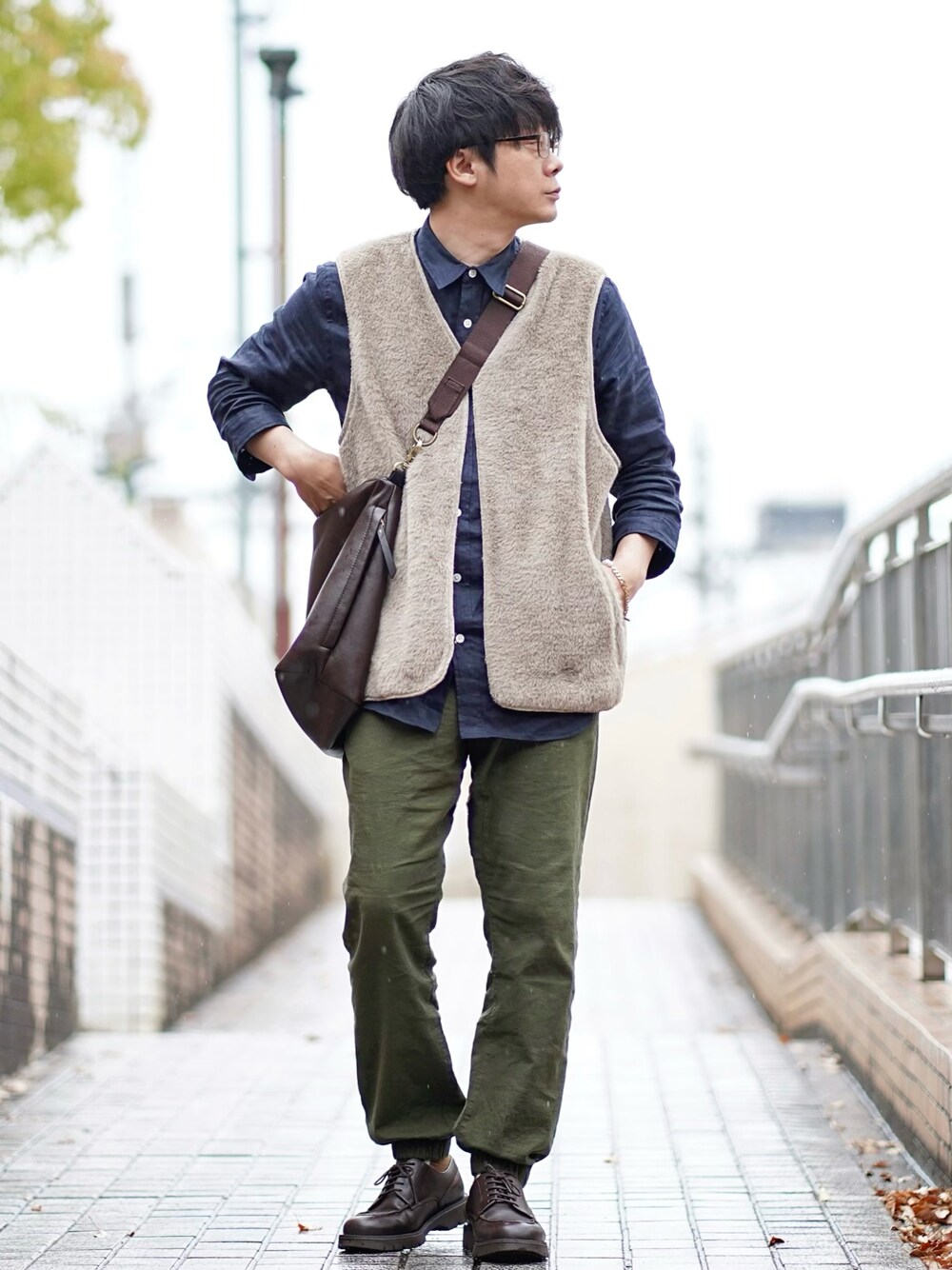 ブルー系のシャツ/ブラウス、ベージュ系のベスト、グリーン系のその他パンツを着用したメンズの春コーディネートの1枚目の写真