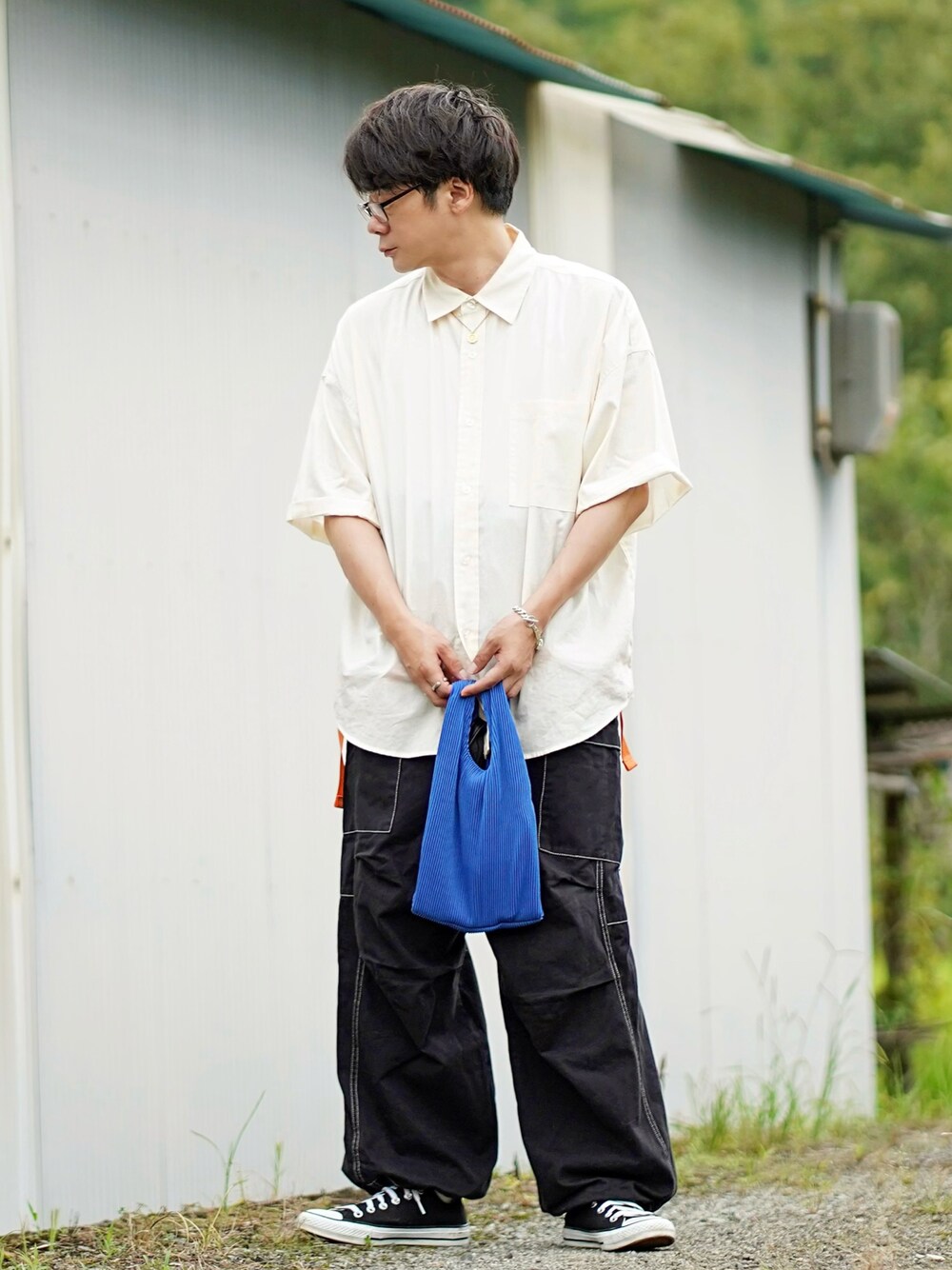 ホワイト系のシャツ/ブラウス、ブラック系のサロペット/オーバーオール、ブラック系のスニーカーを着用したメンズの秋コーディネートの1枚目の写真