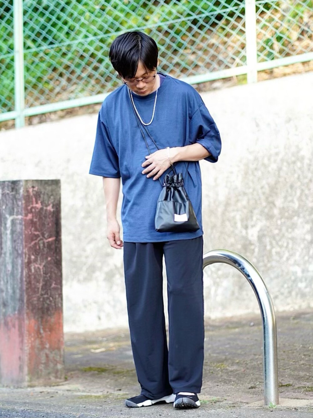 ブルー系のTシャツ/カットソー、ブラック系のその他パンツ、ブラック系のサンダルを着用したメンズの夏コーディネートの1枚目の写真