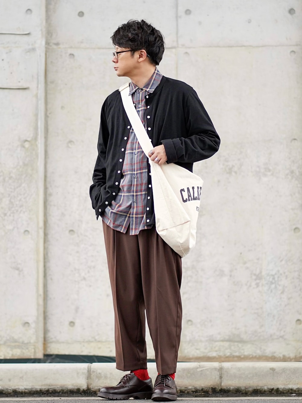 ブラック系のカーディガン/ボレロ、ブルー系のシャツ/ブラウス、ブラウン系のスラックスを着用したメンズの秋コーディネートの1枚目の写真