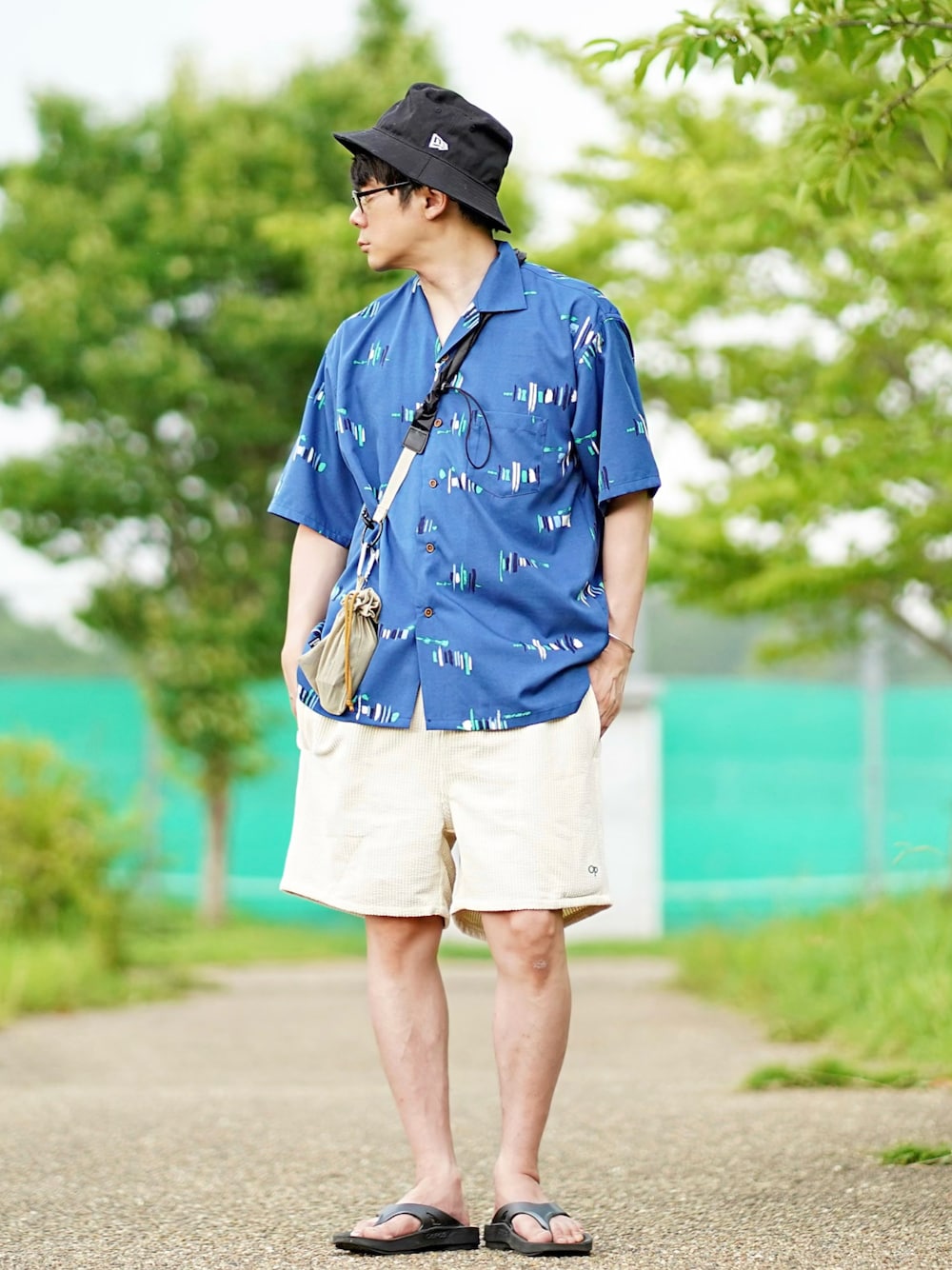 ブルー系のシャツ/ブラウス、ホワイト系のその他パンツ、ブラック系のサンダルを着用したメンズの夏コーディネートの1枚目の写真