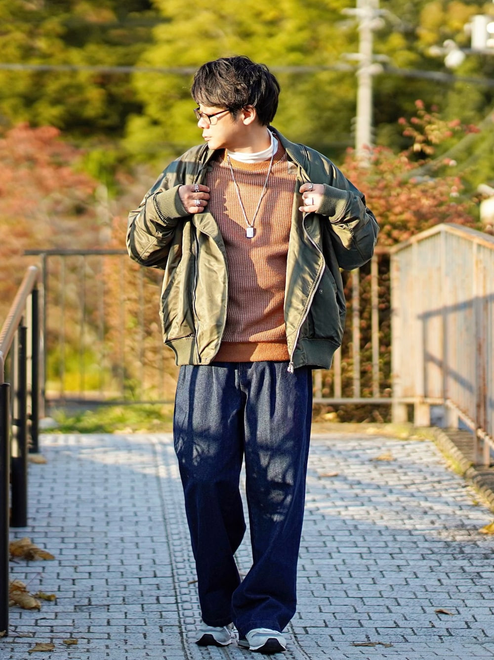 「MA-1、デニム、きれいめカジュアル、レイヤードスタイル、シンプルコーデ、厚底シューズ、オトナカジュアル」｜「CREARE -LINO-のオーバーサイズ ワイドスリーブ キルト中綿 ライダース MA-1<ユニセックス>（MA-1、グリーン系）」を使った、ヒデさん（メンズ・165cm）の秋コーディネートの1枚目の写真