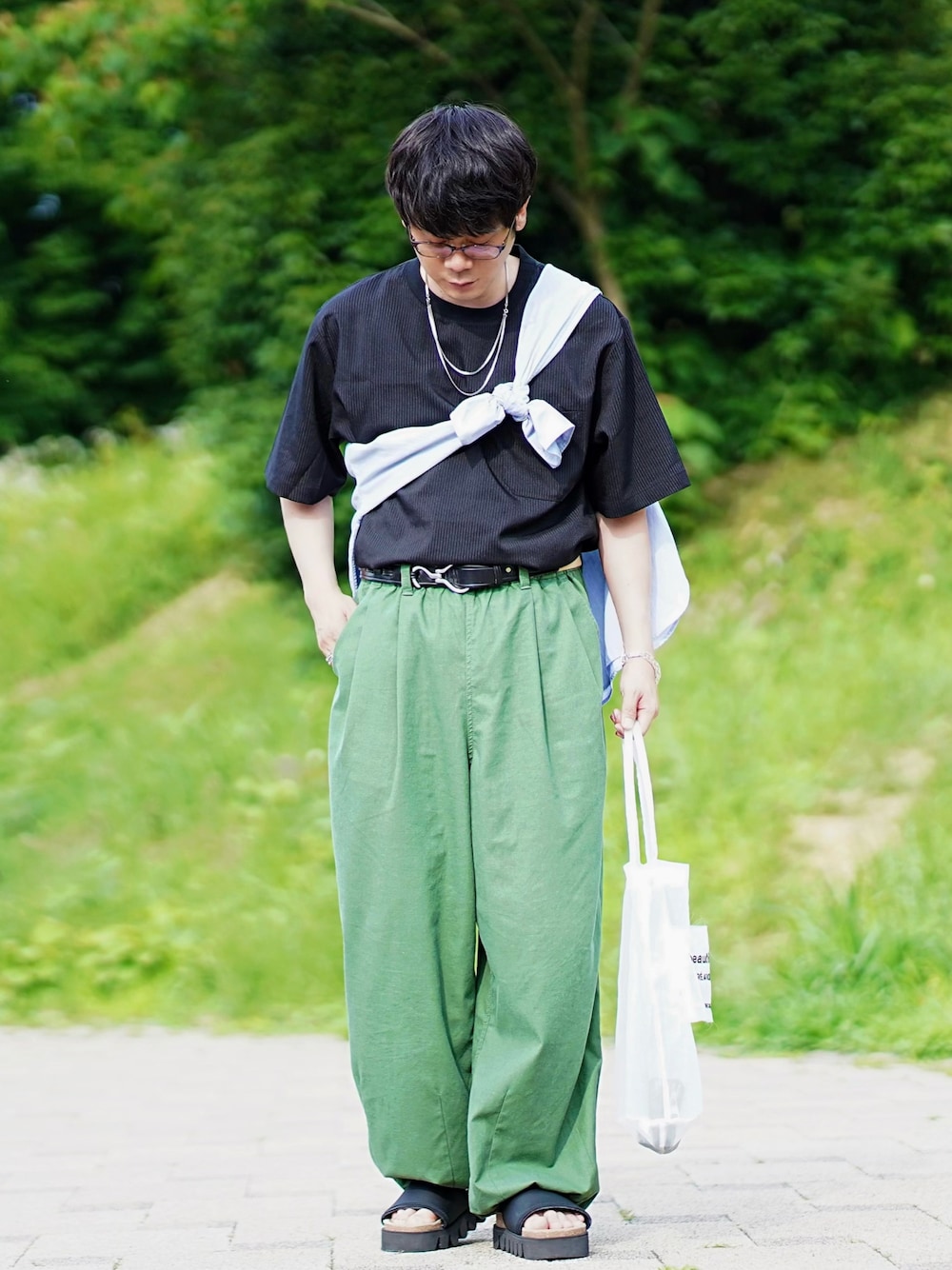 ブラック系のTシャツ/カットソー、ブルー系のシャツ/ブラウス、グリーン系のその他パンツを着用したメンズの夏コーディネートの1枚目の写真