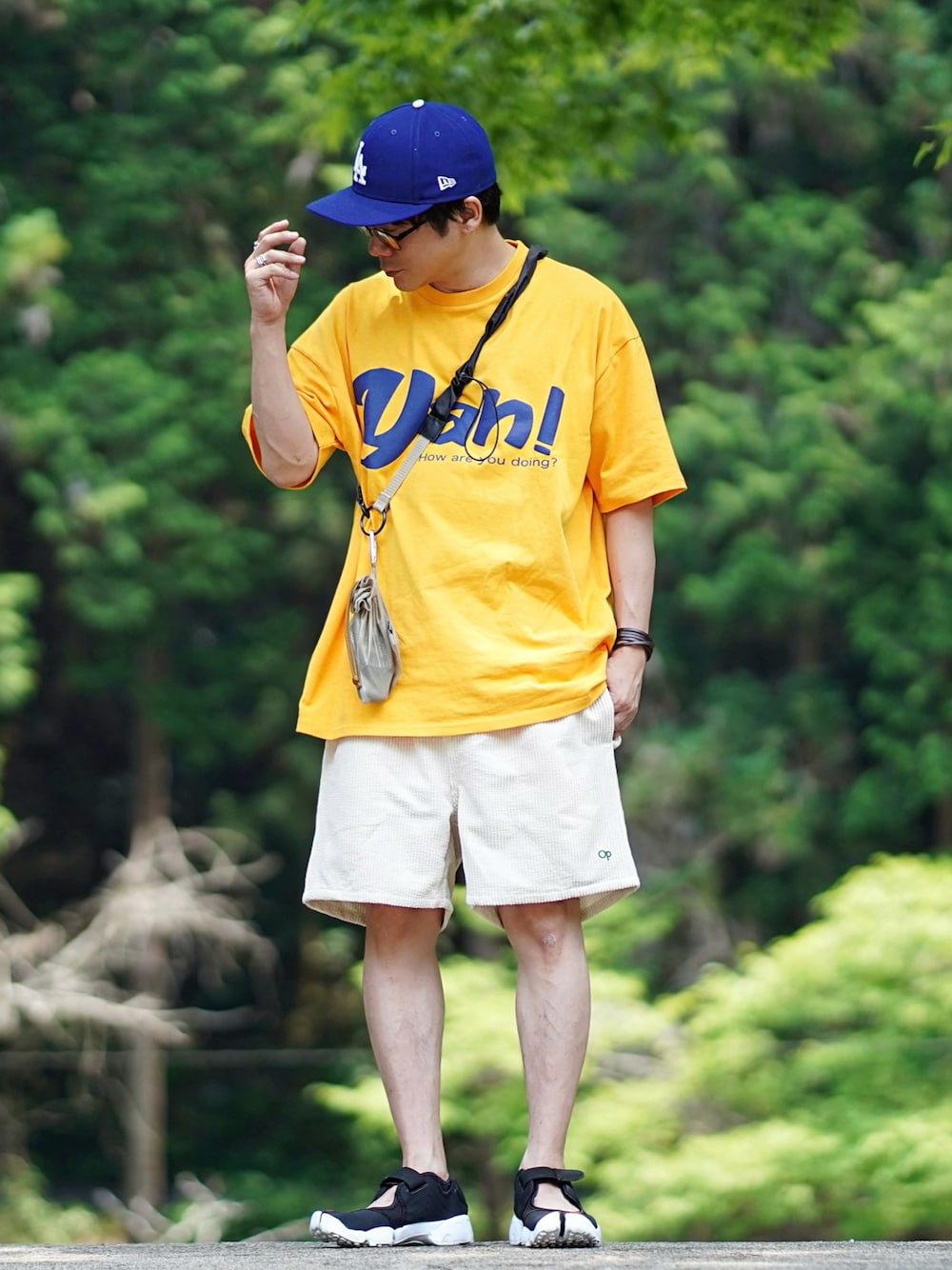 イエロー系のTシャツ/カットソー、ホワイト系のその他パンツ、ブラック系のサンダルを着用したメンズの夏コーディネートの1枚目の写真