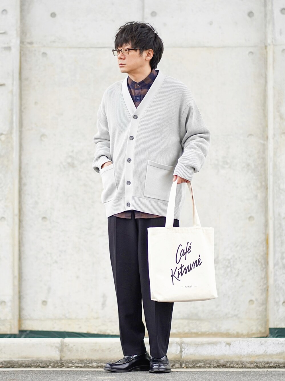 ホワイト系のカーディガン/ボレロ、ブラウン系のシャツ/ブラウス、ブラック系のその他パンツを着用したメンズの冬コーディネートの1枚目の写真