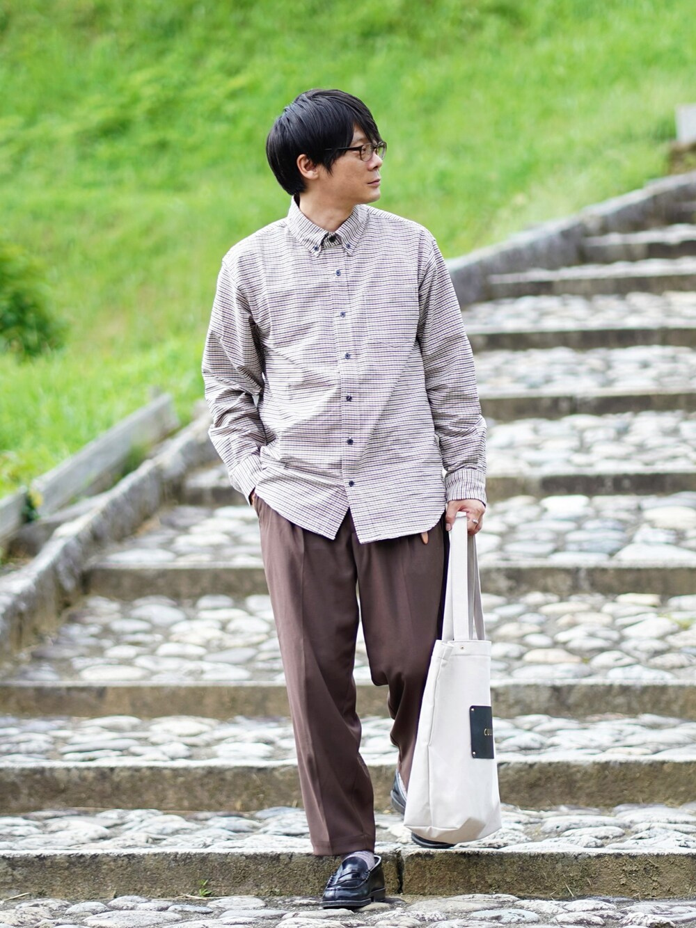 その他のシャツ/ブラウス、ブラウン系のスラックス、ブラック系のローファーを着用したメンズの秋コーディネートの1枚目の写真