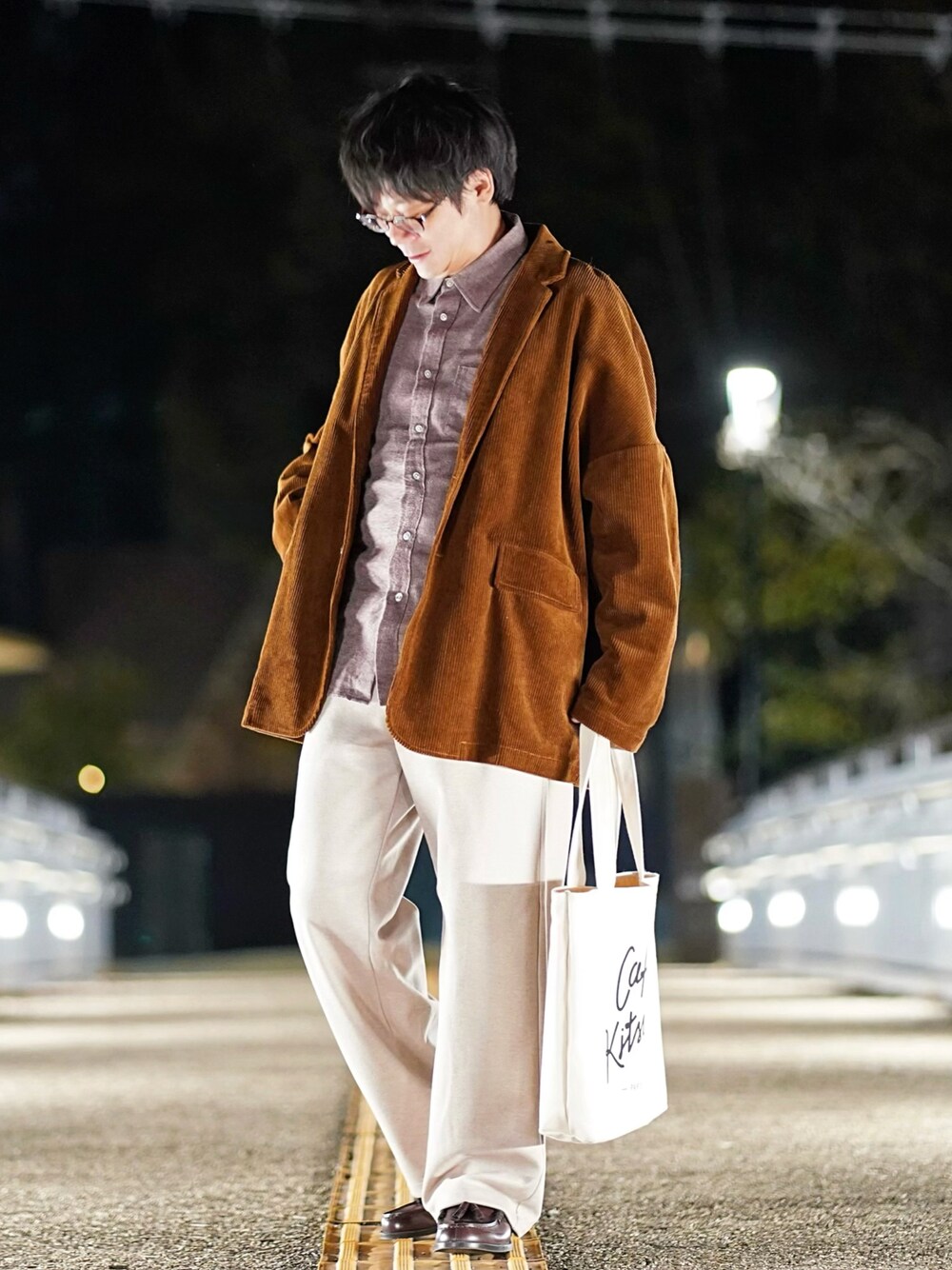 ブラウン系のシャツ/ブラウス、ブラウン系のテーラードジャケット、ベージュ系のその他パンツを着用したメンズの冬コーディネートの1枚目の写真