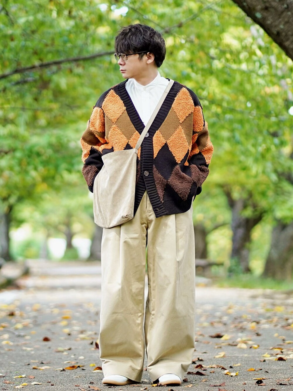 ホワイト系のシャツ/ブラウス、ベージュ系のその他パンツ、ホワイト系のスニーカーを着用したメンズの秋コーディネートの1枚目の写真