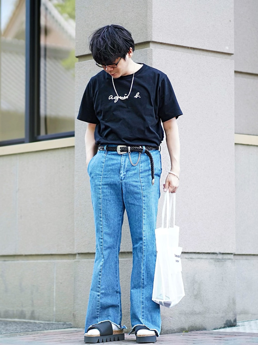 ブラック系のTシャツ/カットソー、ブルー系のデニムパンツ、ブラック系のその他シューズを着用したメンズの春コーディネートの1枚目の写真