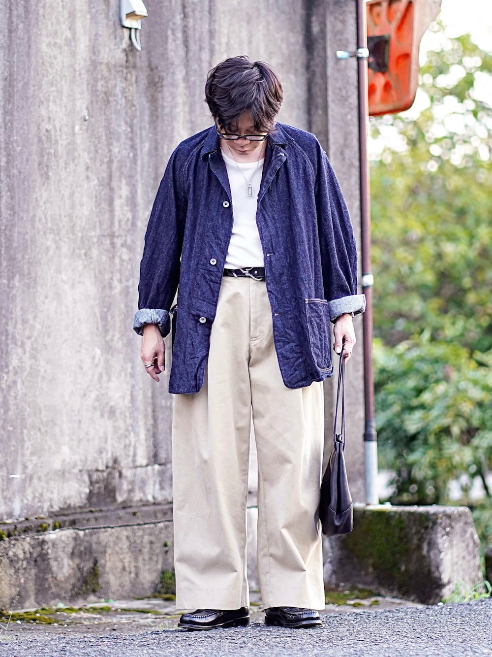 ブルー系のデニムジャケット、ホワイト系のTシャツ/カットソー、ベージュ系のその他パンツを着用したメンズの秋コーディネートの1枚目の写真