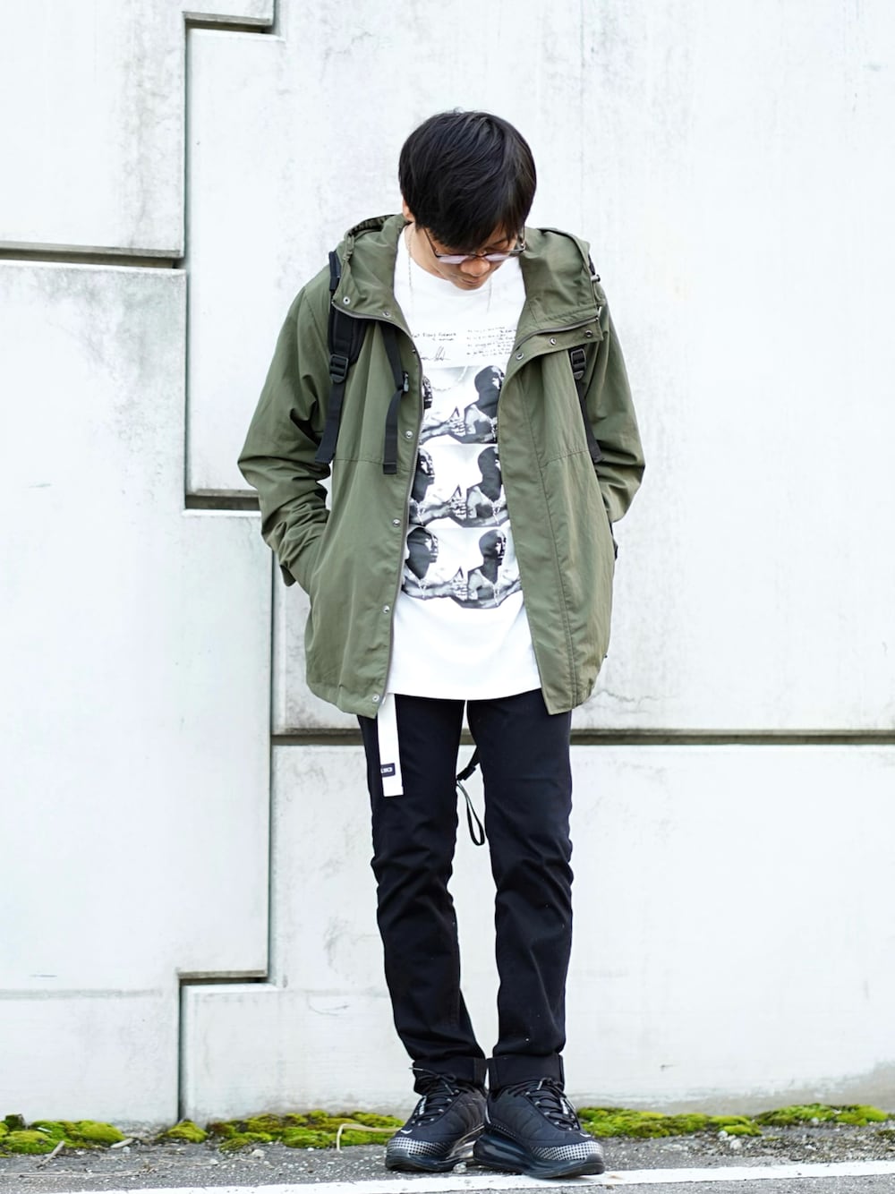 グリーン系のマウンテンパーカー、ホワイト系のトップス、ブラック系のその他パンツを着用したメンズの秋コーディネートの1枚目の写真