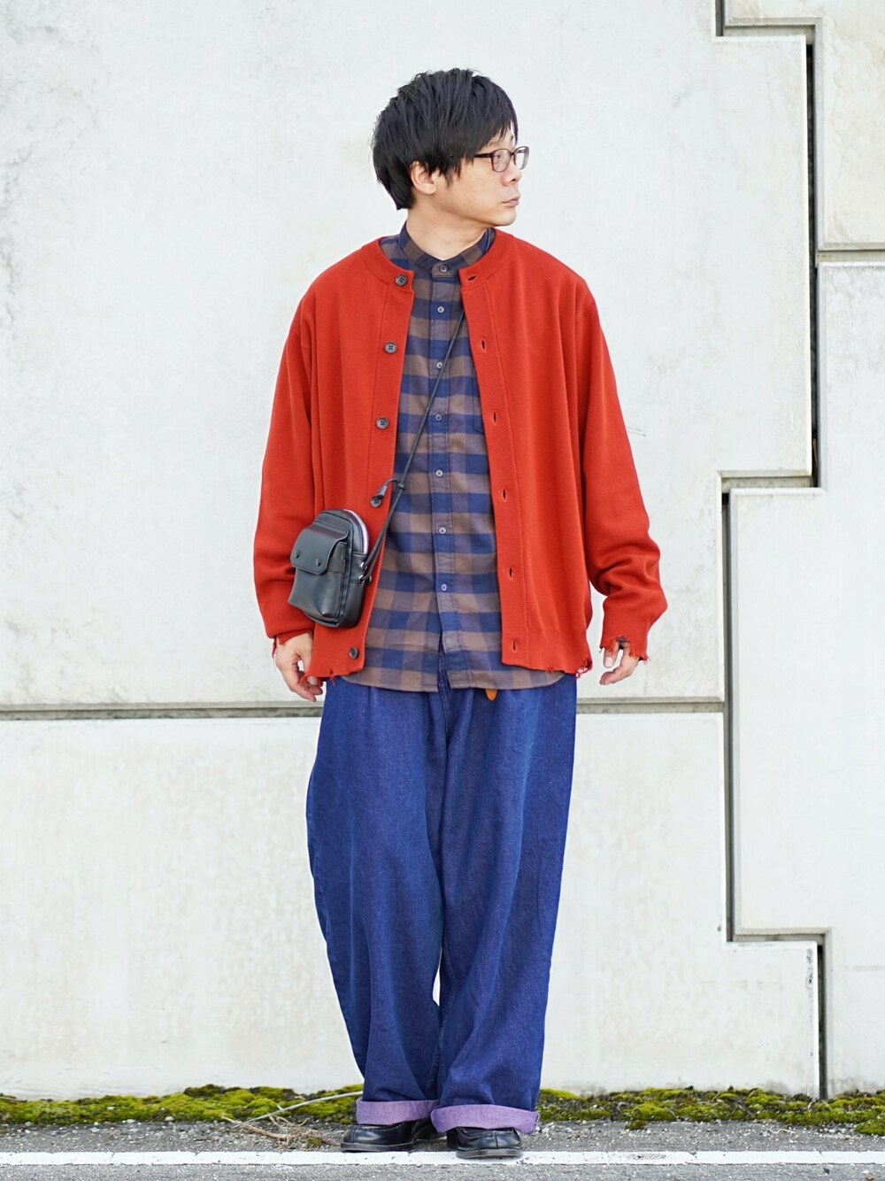 ブラウン系のシャツ/ブラウス、レッド系のカーディガン/ボレロ、ブルー系のデニムパンツを着用したメンズの秋コーディネートの1枚目の写真