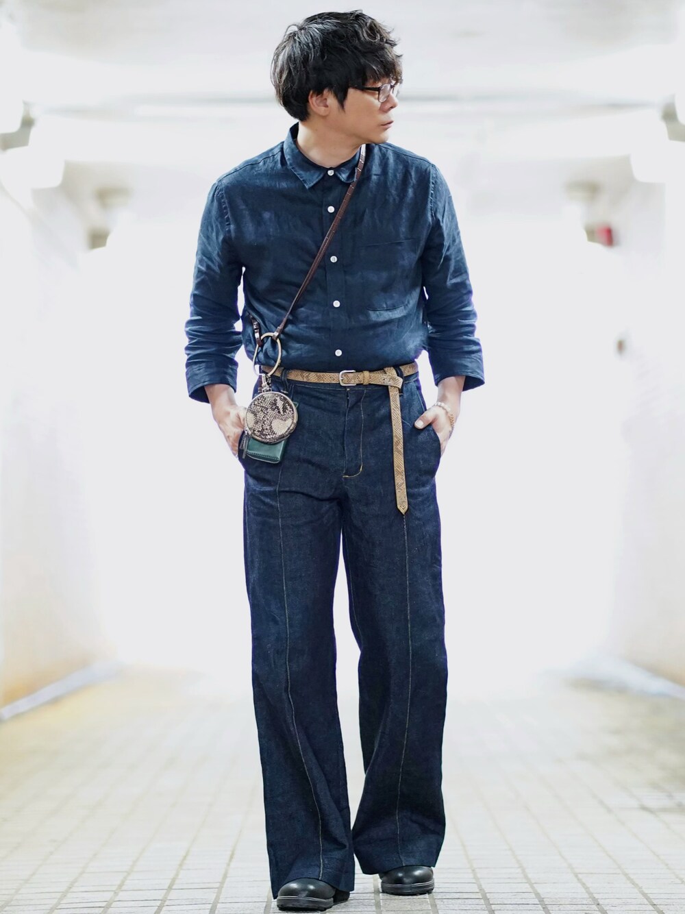 ブルー系のシャツ/ブラウス、ブルー系のデニムパンツ、ブラック系のブーツを着用したメンズの春コーディネートの1枚目の写真