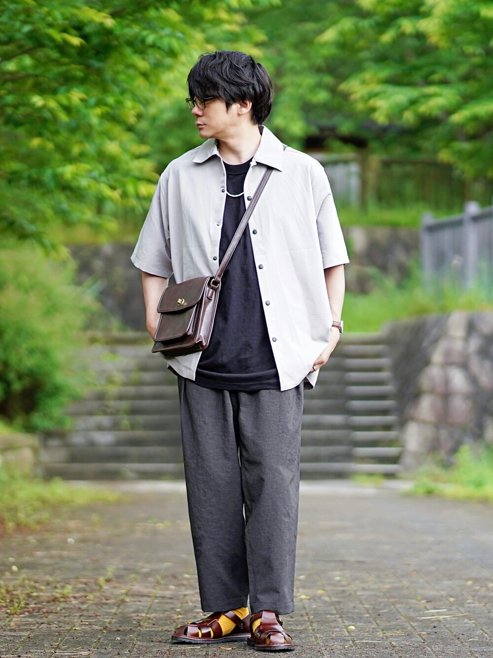 グレー系のシャツ/ブラウス、ブラック系のTシャツ/カットソー、ブラック系のその他パンツを着用したメンズの春コーディネートの1枚目の写真