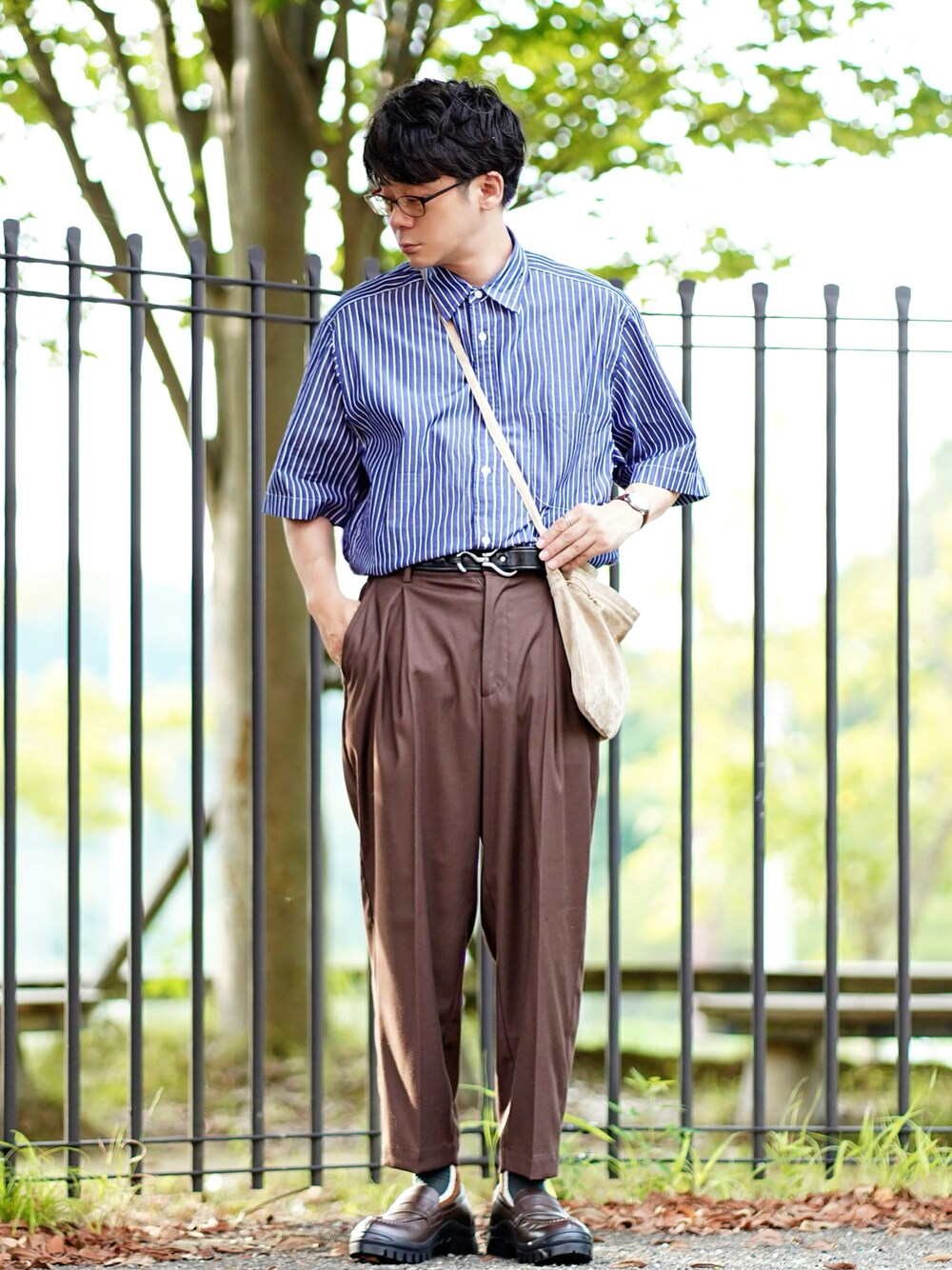 ブルー系のシャツ/ブラウス、ブラウン系のスラックス、ブラウン系のその他シューズを着用したメンズの夏コーディネートの1枚目の写真