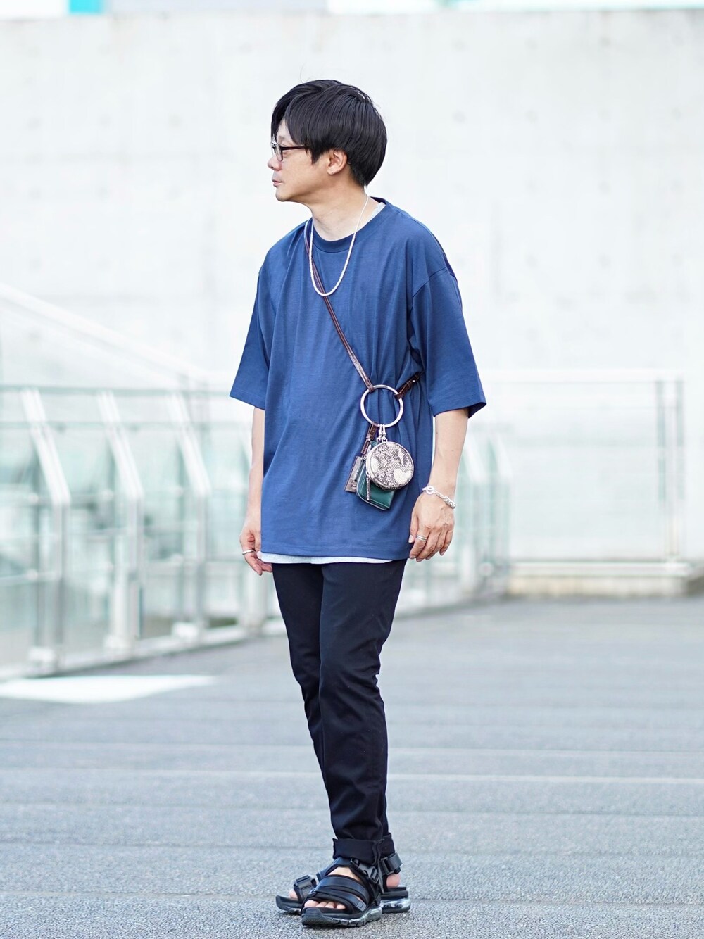 ブルー系のTシャツ/カットソー、グレー系のタンクトップ、ブラック系のその他パンツを着用したメンズの夏コーディネートの1枚目の写真