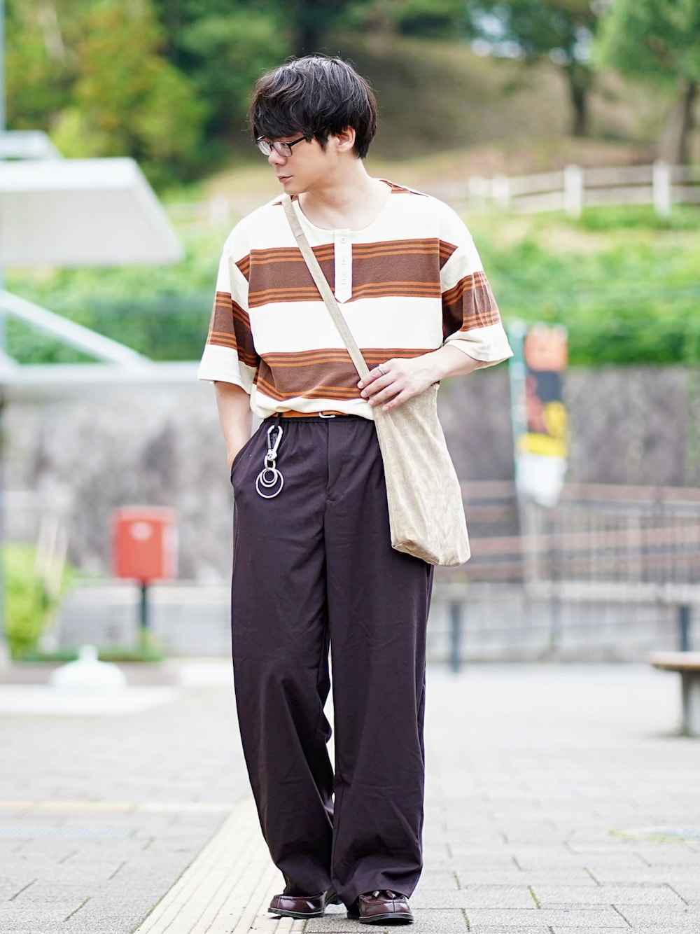 ホワイト系のTシャツ/カットソー、ブラウン系のスラックス、ブラウン系のローファーを着用したメンズの夏コーディネートの1枚目の写真