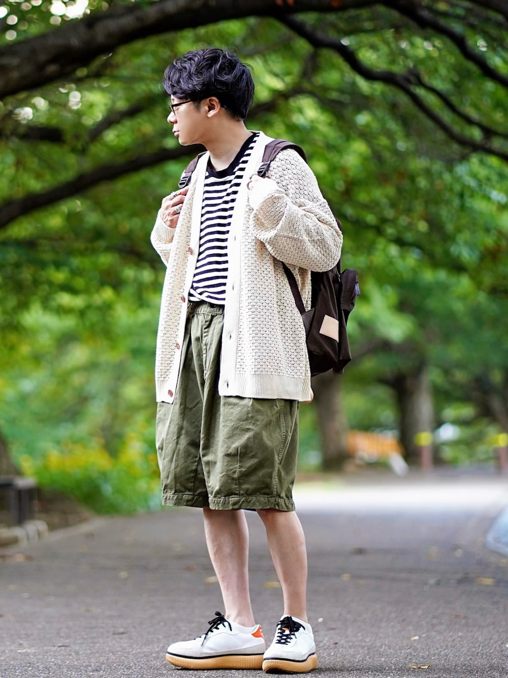 ホワイト系のカーディガン/ボレロ、ホワイト系のTシャツ/カットソー、グリーン系のチノパンツを着用したメンズの夏コーディネートの1枚目の写真