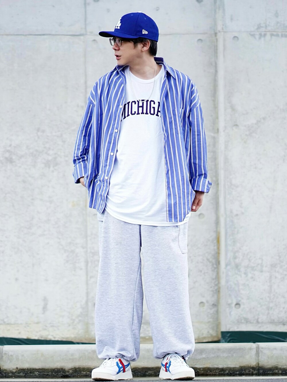 ブルー系のシャツ/ブラウス、ホワイト系のTシャツ/カットソー、グレー系のその他パンツを着用したメンズの春コーディネートの1枚目の写真