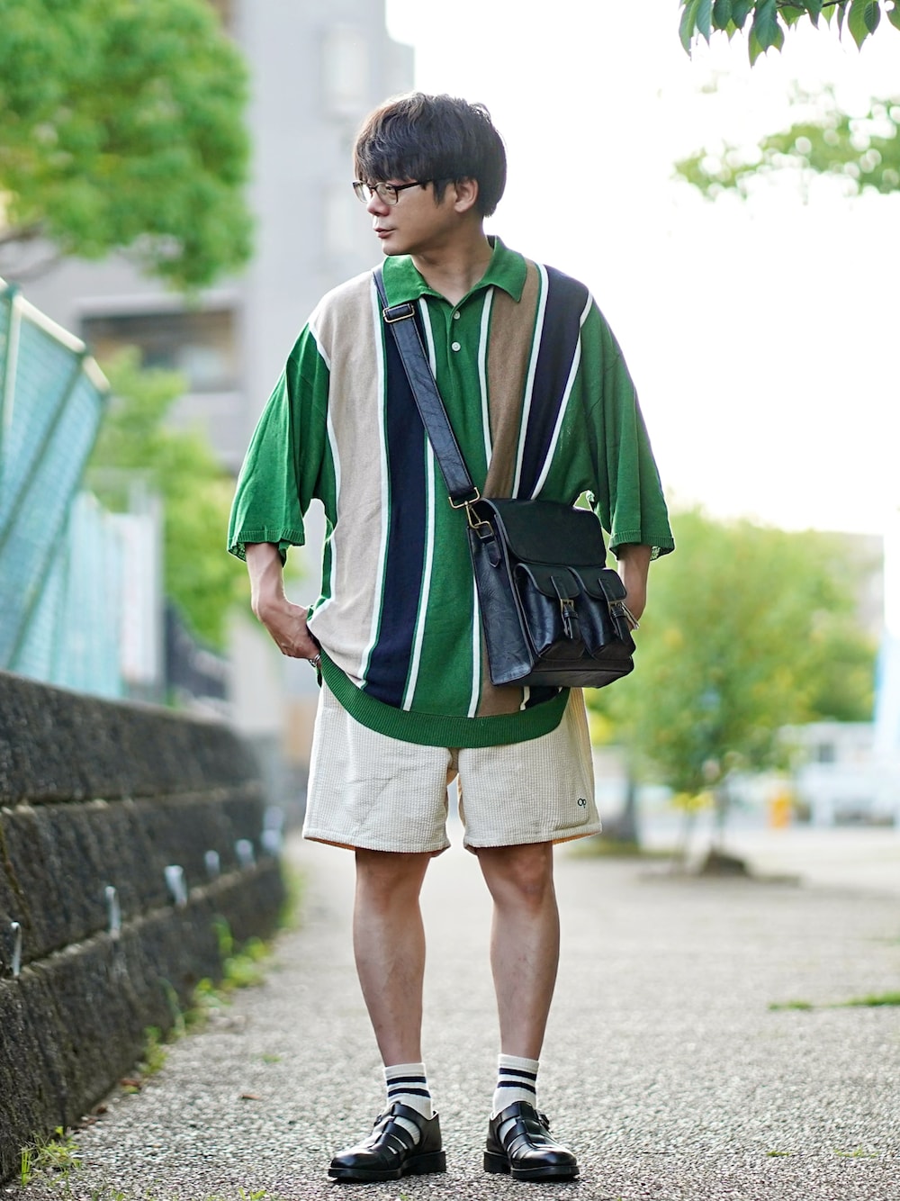 「夏コーデ、グルカサンダル、ラインソックス、ハーフパンツ、ストライプシャツ、プチプラ、厚底サンダル、スクエアバッグ、カラーパンツ、ポロシャツ、きれいめカジュアル、メガネ男子、真夏のアクティブスタイル、ビッグシルエット、マイベストコーデ2022」｜「niko and...のアシメストライプニットポロシャツ（ポロシャツ、グリーン系）」を使った、ヒデさん（メンズ・165cm）の夏コーディネートの1枚目の写真
