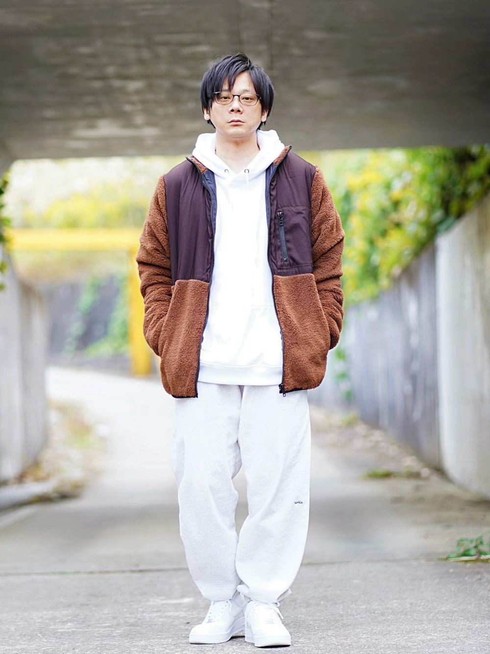 「スウェットパンツ、ビッグシルエット、パーカー、ストリート、レイヤードスタイル、オーバーサイズ、ミリタリージャケット、休日スタイル、ブラウン、白スニーカー、プチプラ、古着MIX、秋冬コーデ、メガネ男子、ボアジャケット」｜「BROKEN BASEのスイッチングボアブルゾン（ブルゾン、ブラウン系）」を使った、ヒデさん（メンズ・165cm）の秋コーディネートの1枚目の写真