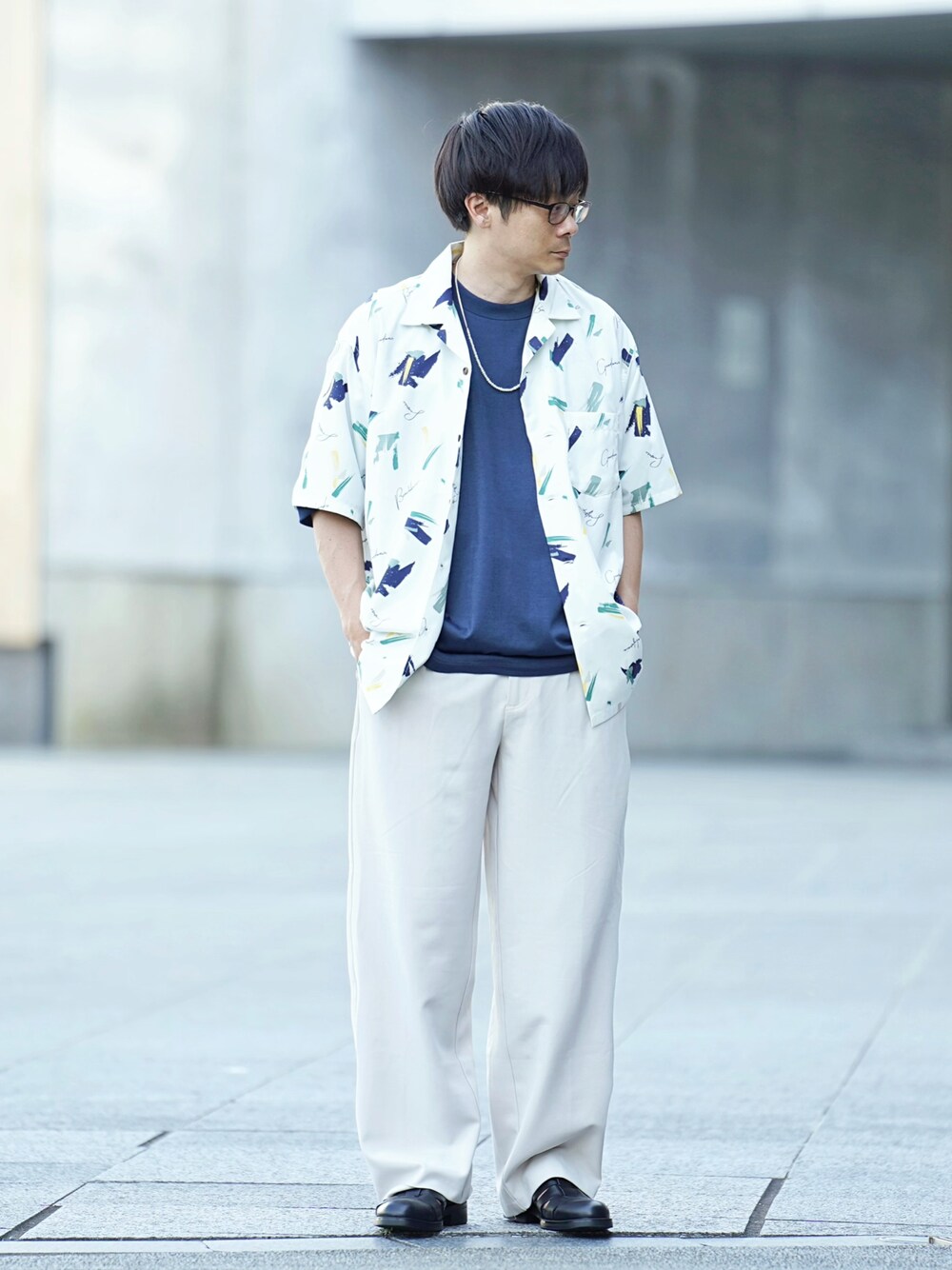 ホワイト系のシャツ/ブラウス、ブルー系のTシャツ/カットソー、ベージュ系のスラックスを着用したメンズの夏コーディネートの1枚目の写真