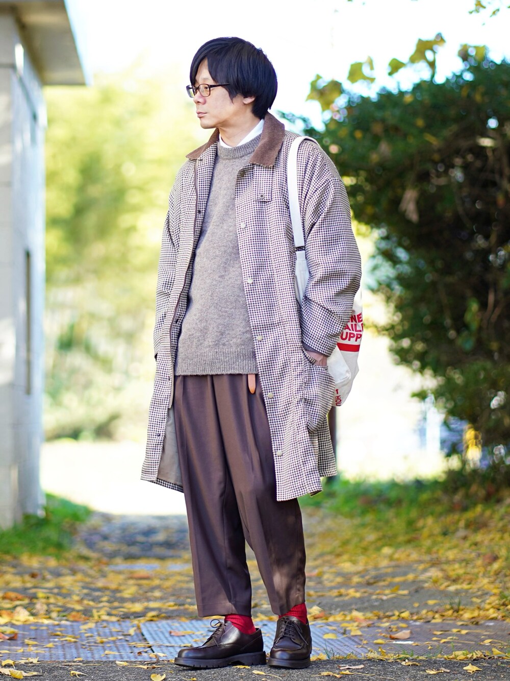 ベージュ系のニット/セーター、ブルー系のシャツ/ブラウス、ブラウン系のその他アウターを着用したメンズの冬コーディネートの1枚目の写真