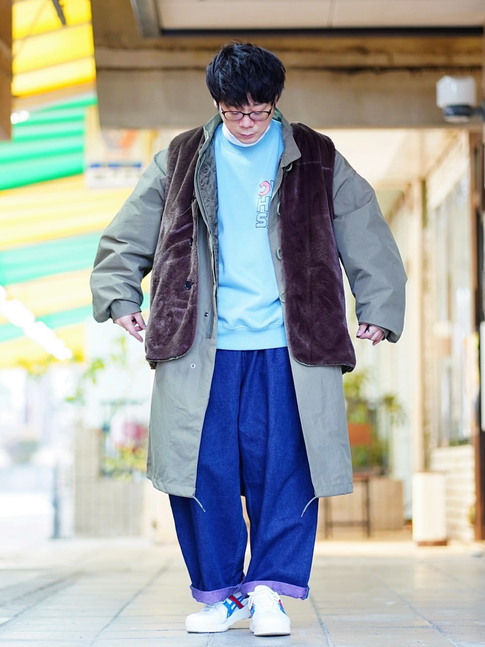 ブルー系のスウェット、ホワイト系のTシャツ/カットソー、グリーン系のモッズコートを着用したメンズの冬コーディネートの1枚目の写真