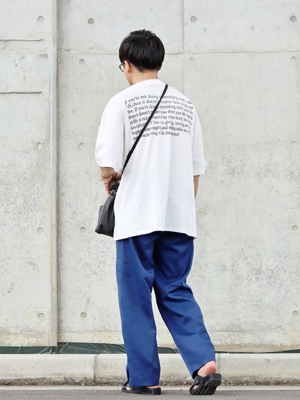 ホワイト系のTシャツ/カットソー、ブルー系のその他パンツ、ブラック系のサンダルを着用したメンズの夏コーディネートの1枚目の写真