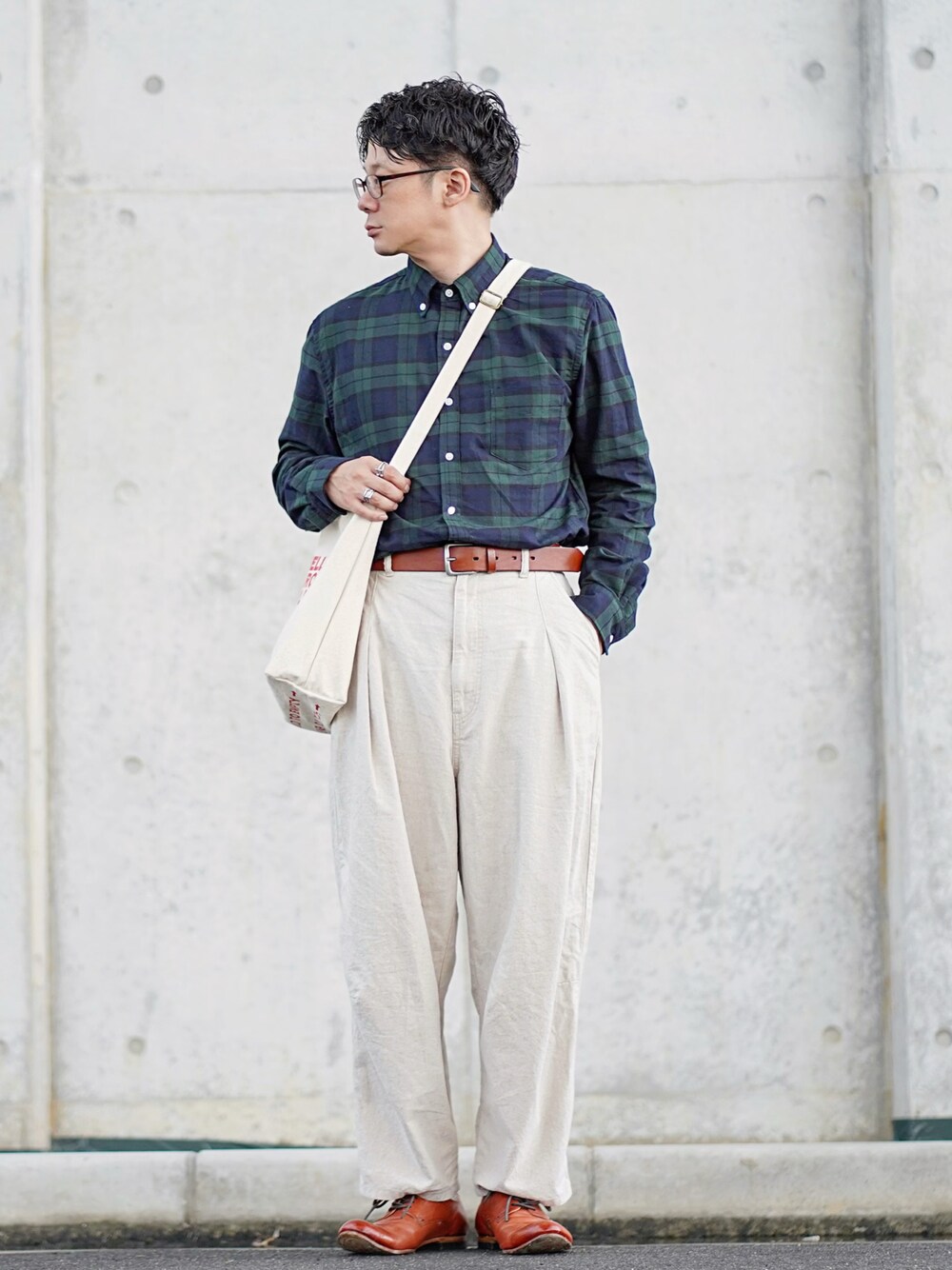 グリーン系のシャツ/ブラウス、ベージュ系のチノパンツ、ブラウン系のドレスシューズを着用したメンズの秋コーディネートの1枚目の写真