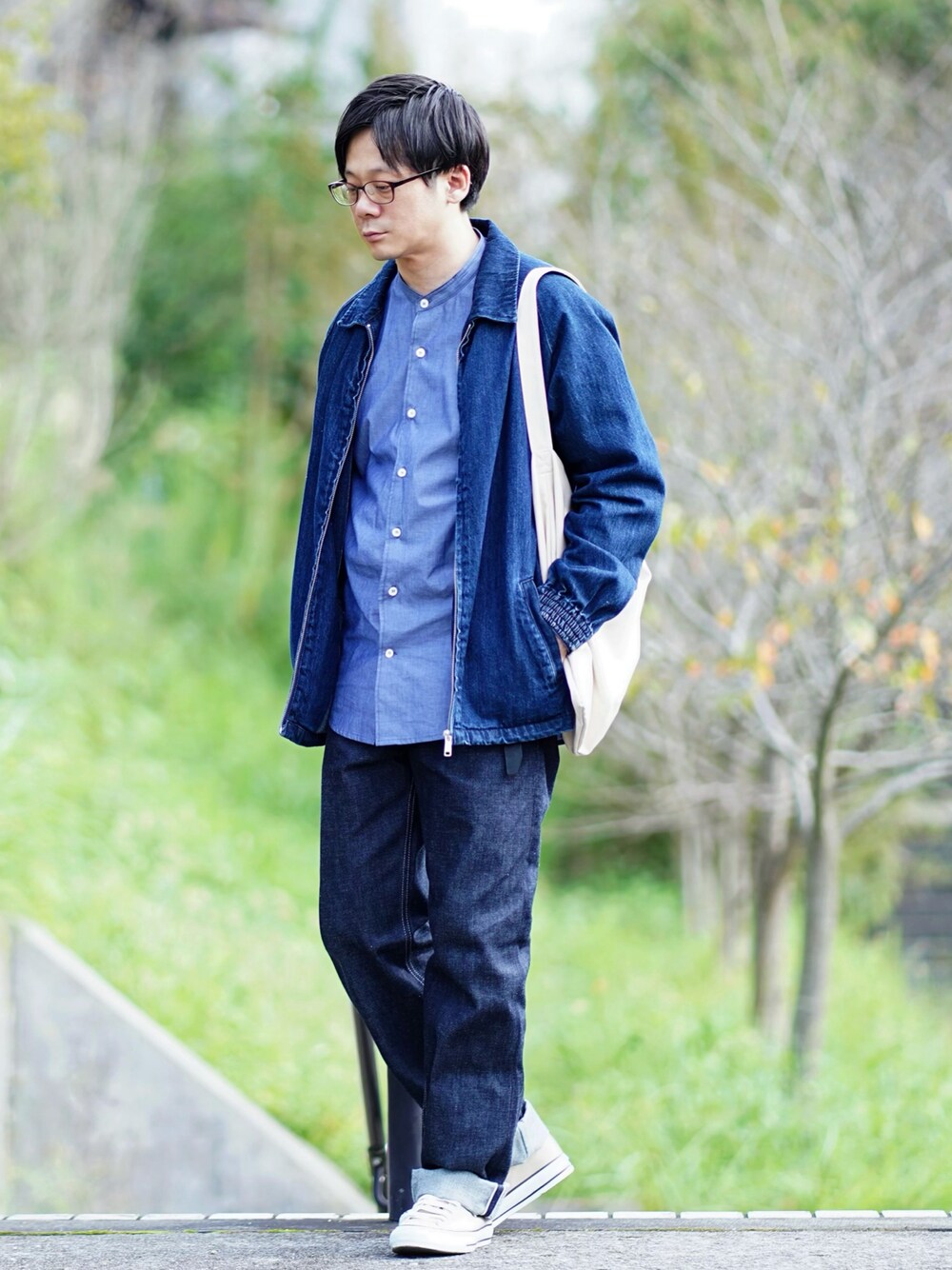 ブルー系のブルゾン、ブルー系のシャツ/ブラウス、ブルー系のデニムパンツを着用したメンズの秋コーディネートの1枚目の写真