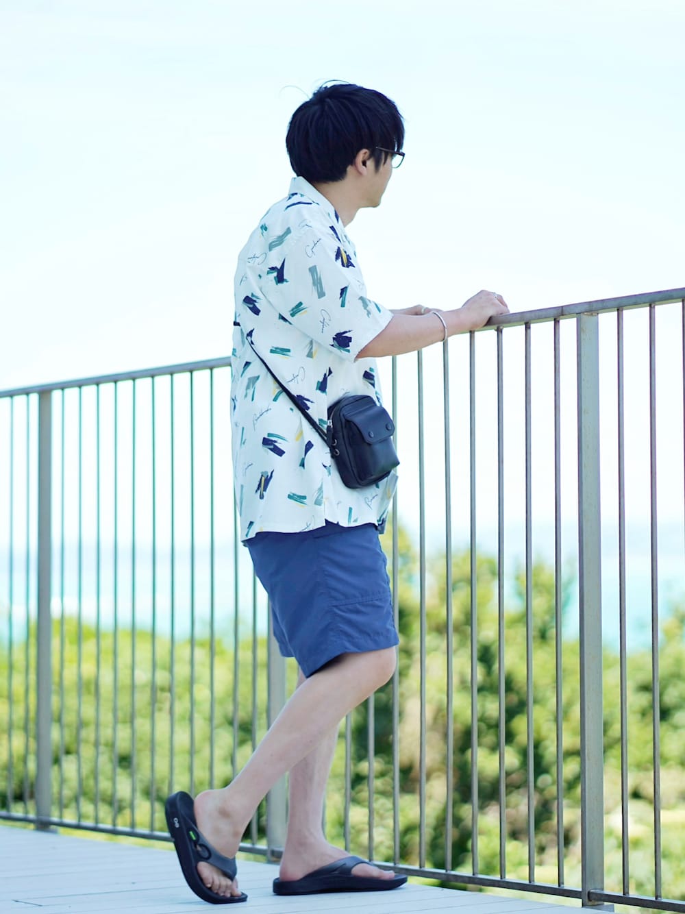「シンプル、オープンカラーシャツ、ショートパンツ、ミニバッグ、たそがれてる、夏コーデ」｜「URBAN RESEARCH Sonny Labelの【吸水速乾】セオαグラフィックオープンカラーシャツ（シャツ/ブラウス、ホワイト系）」を使った、ヒデさん（メンズ・165cm）の夏コーディネートの1枚目の写真