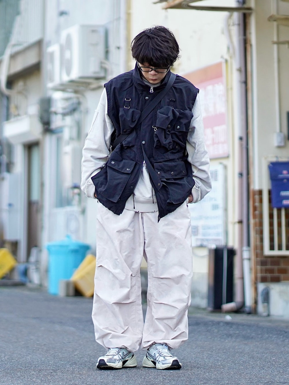 「ベスト、モノトーン、レイヤードスタイル、ストリート、カーゴパンツ、スニーカー、お出かけコーデ、シンプルコーデ、大人カジュアル、アウトドアスタイル、スポーツミックス、メガネ男子、ショルダーバッグ、休日スタイル、低身長」｜「steinのアイテム（スウェット、ホワイト系）」を使った、ヒデさん（メンズ・165cm）の春コーディネートの1枚目の写真