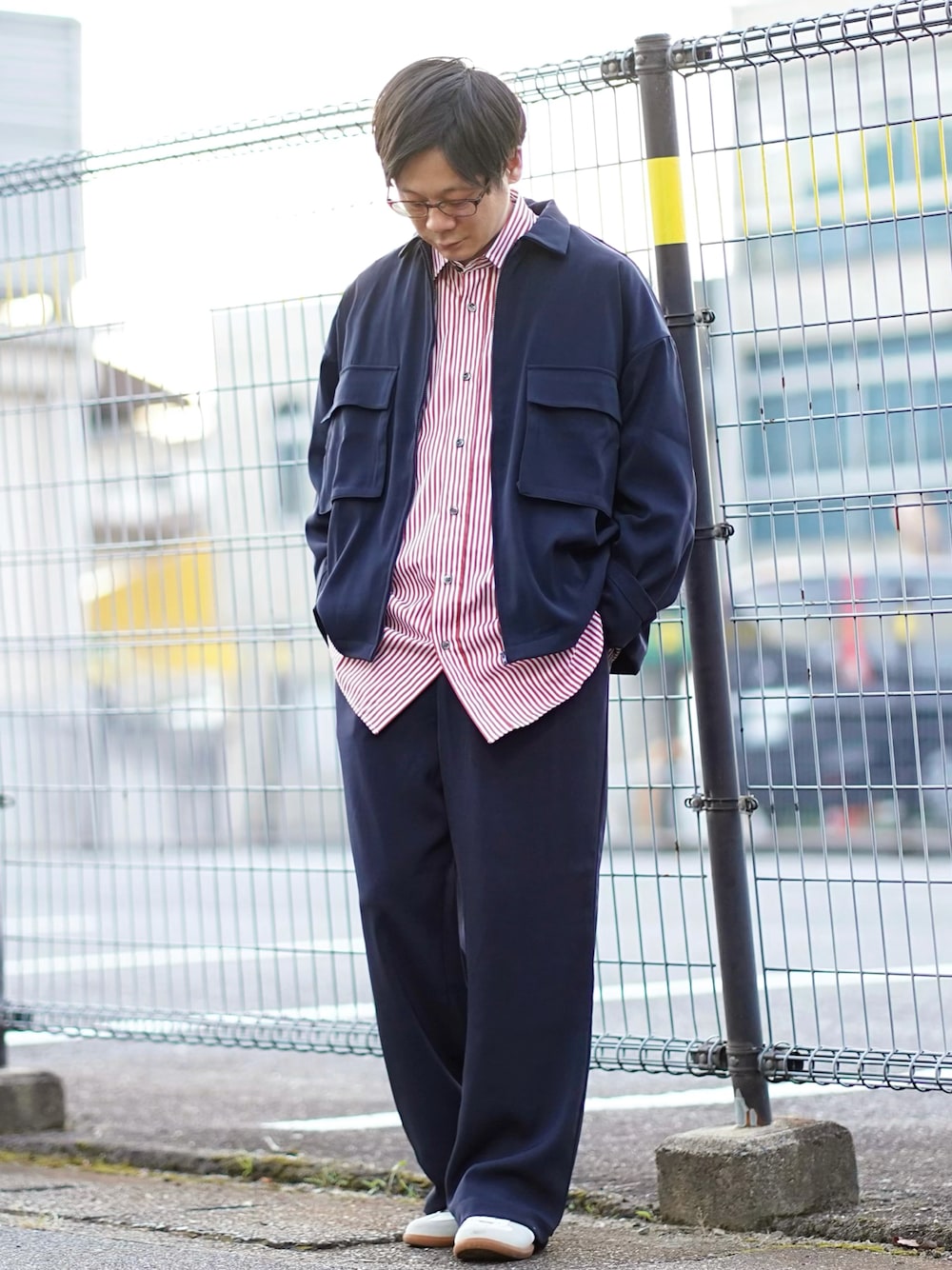 ブルー系のセットアップ、その他のシャツ/ブラウス、ホワイト系のスニーカーを着用したメンズの秋コーディネートの1枚目の写真